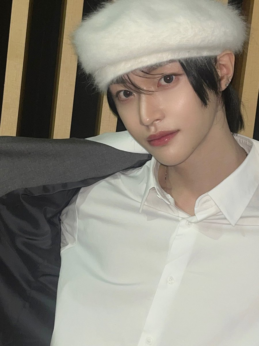 브리즈~~ Hug해줘~~
오늘 오랜만에  엠카운트다운에서! 음악방송을 했는데 괜찮았나요??
짧은 시간이었지만 브리즈가 힘도 많이 실어주고오. 덕분에 웃으면서 정말 행복하게 무대했네ㅎㅎ
한번이라 조금 아쉽지만 올해 정말 준비 잘해서 브리즈 놀라게 해줄 생각에 설레니까 브리즈도 아쉬움보단