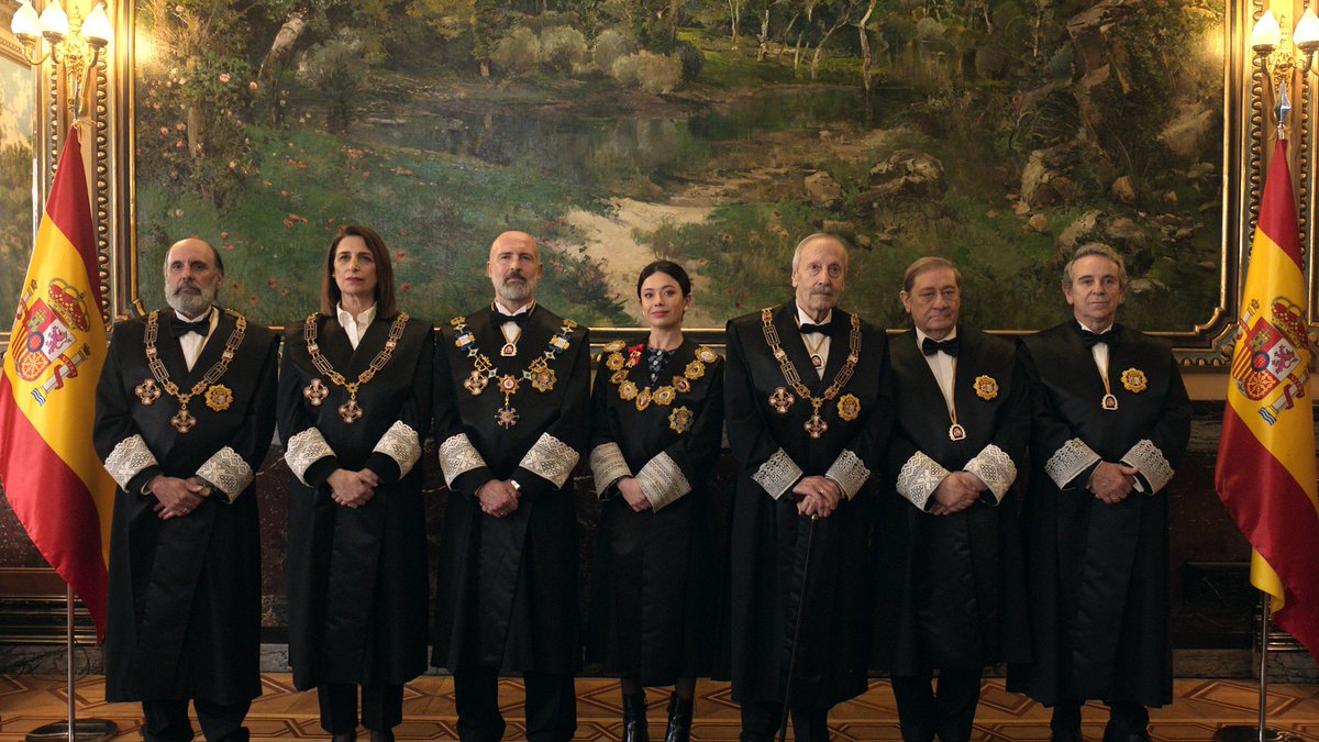 PreviouslySerie's tweet photo. #SuMajestad 👑

⚠️ATENCIÓN⚠️

Se estrena el 27 de febrero, os dejamos IMÁGENES PROMOCIONALES y la sinopsis de la llamativa serie de @PrimeVideoES 😱😱

España, año 2024. Pilar es una joven princesa y futura reina de España quien, de forma repentina y precipitada, se ve obligada a quedarse al frente de la institución tras un escándalo que salpica a su padre el rey Alfonso XIV que lo aleja de la primera línea pública durante unos meses. Pilar debe demostrarle al país que no es la irresponsable, insolente vaga e inútil que todos creen. Lo que pasa es que igual tienen razón.