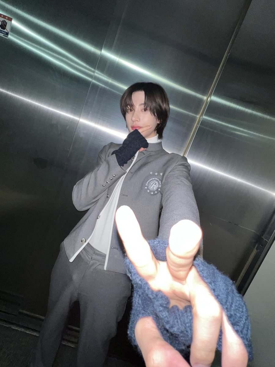 아ㅏㅏㅏㅏㅏㅏ

안녕.. 난 앤tol
오늘 허그 스페셜 하게 오랜만에 음악 방송 녹화를 했다. 사실 이번 허그로 한번 밖에 못 해서 조금 아쉽다. 무대도 더 잘 할수 있었다. 그치만 브리즈를 가까이서 무대도 하고, 허그도 이런 활동 해볼수 있는것 만으로도 기분이 좋다. 2025년에 첫 곡은 허그… 올해