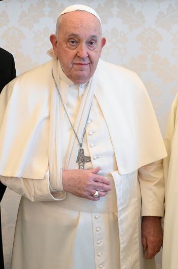 Catholic News Service Rome (@catholicnewssvc) on Twitter photo #PopeFrancis fell in his residence this morning, hurting his right arm. He did not break it, but doctors immobilized it and gave him a sling as a precaution, <a href="/HolySeePress/">Holy See Press Office</a> says. (📸Vatican Media) #PopeFrancis fell in his residence this morning, hurting his right arm. He did not break it, but doctors immobilized it and gave him a sling as a precaution, <a href="/HolySeePress/">Holy See Press Office</a> says. (📸Vatican Media)