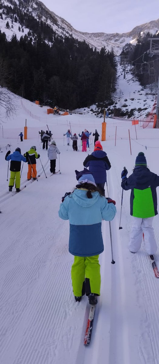 #EsportEscolar |⛷️🏂ESPORT BLANC ESCOLAR
Els centres escolars del #PallarsJussà participen cada setmana d'activitats a la neu en les 3 modalitats previstes.
Aquests dies Esquí Nòrdic a <a href="/NewsTavascan/">Tavascan</a>. 
Properament <a href="/port_aine/">Port Ainé</a> ja començarà l'Esquí Alpí i el Surf de Neu.
