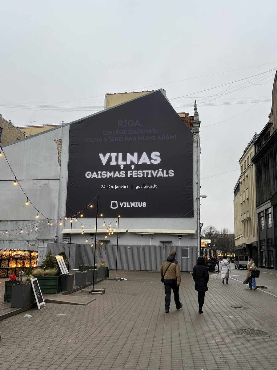 Nu, ko lai saka - lietuviešiem atkal spožākā reklāma Baltijā 🤩 “Rīga, izslēdz gaismas! Viļņa staro par mums abām!” 🇱🇻🇱🇹 Malači <a href="/GoVilnius/">Go Vilnius</a>