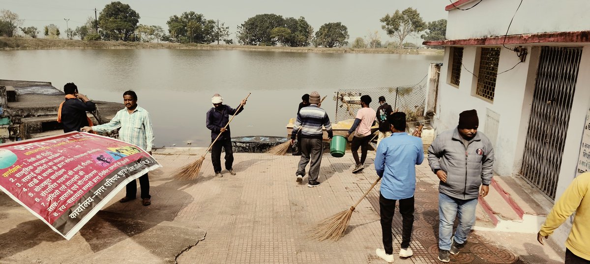 ChurhatSwachh's tweet photo. नगर परिषद चुरहट में आज दिनांक 16.01.2025 को आनंद उत्सव अभियान के तहत कार्यालय, पार्क एवं तालाब के पास सामूहिक स्वच्छता अभियान चलाया गया जिसमें निकाय के अधिकारी/कर्मचारी, जनप्रतिनिधि एवं सफाई मित्र उपस्थित रहे
#anandutsav https://t.co/fNsJW3DzV6
