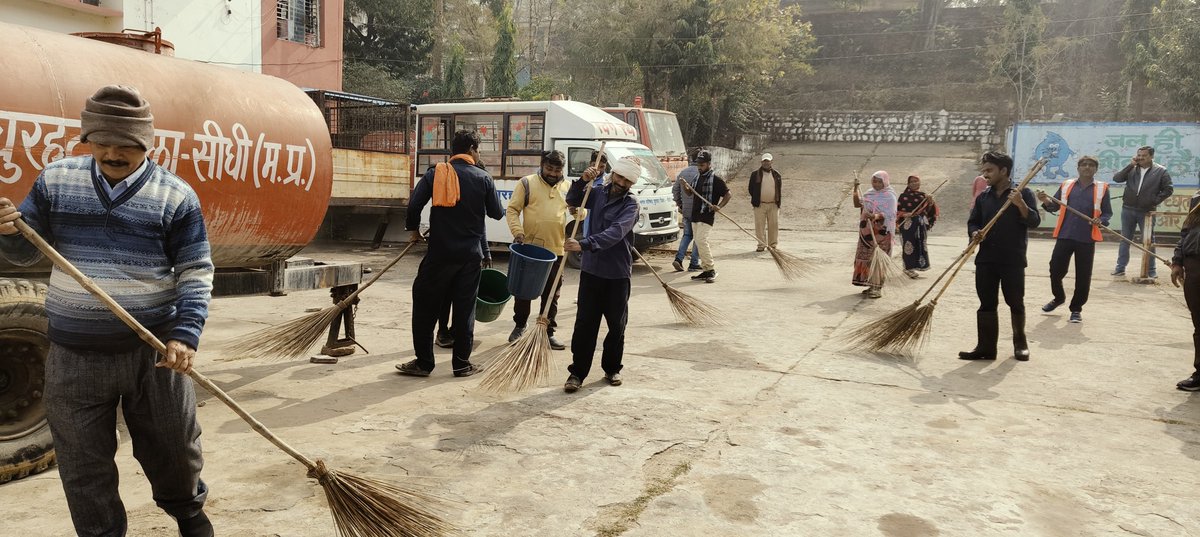 ChurhatSwachh's tweet photo. नगर परिषद चुरहट में आज दिनांक 16.01.2025 को आनंद उत्सव अभियान के तहत कार्यालय, पार्क एवं तालाब के पास सामूहिक स्वच्छता अभियान चलाया गया जिसमें निकाय के अधिकारी/कर्मचारी, जनप्रतिनिधि एवं सफाई मित्र उपस्थित रहे
#anandutsav https://t.co/fNsJW3DzV6