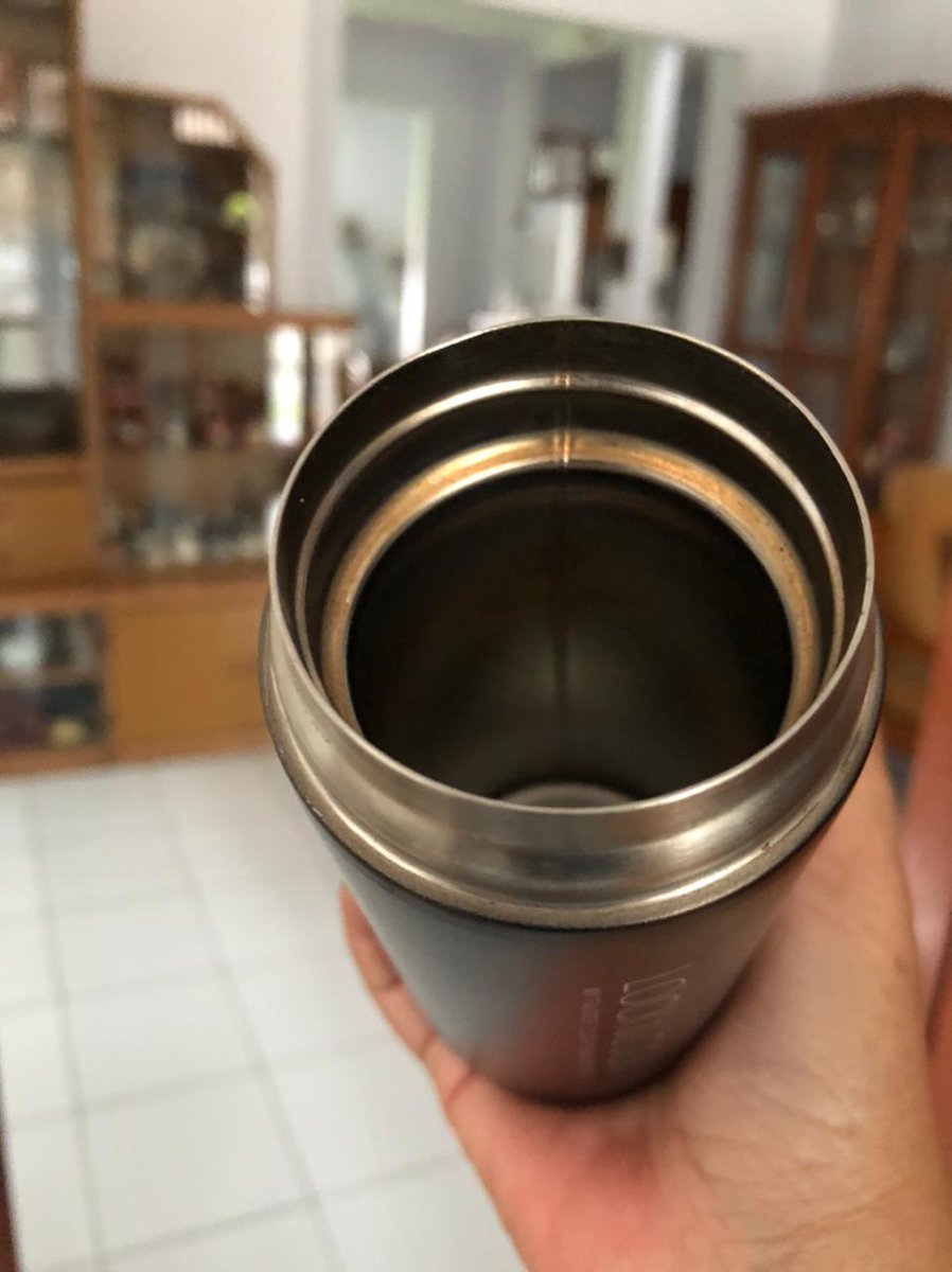 qib0w's tweet photo. ..karena bak duet mau, Vicks Vaporab + thumbler Lock&amp;Lock. Air panas yang disimpan bisa tahan semaleman, besok paginya pun masih hangat airnya. Bener2 nolong kalau lagi flu atau batuk dech... Tanda bakti buat ngeteh sangat keliatan, tapi dia tetap berjaya 👌 https://t.co/W2I9hFTmXz