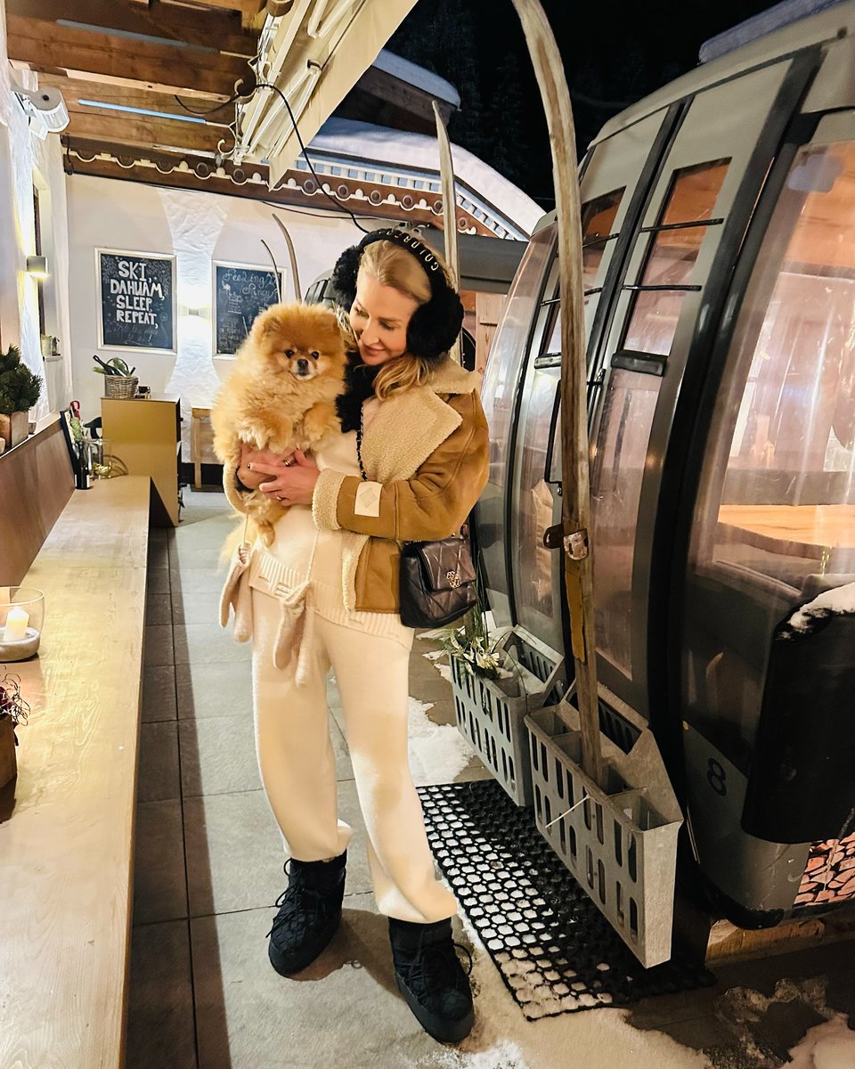 RHenry_9's tweet photo. Bring your pet to the new ski resort. The snow scenery here is very beautifulWe took the cable car and came to the hotel to rest. Today we are skiing. Will you bring your pet to ski together
#Snowboard #ski #winter #snow #Snowfall #snowman #Frost #icecream  #Newyork #Thursday https://t.co/s98MSmbW0D