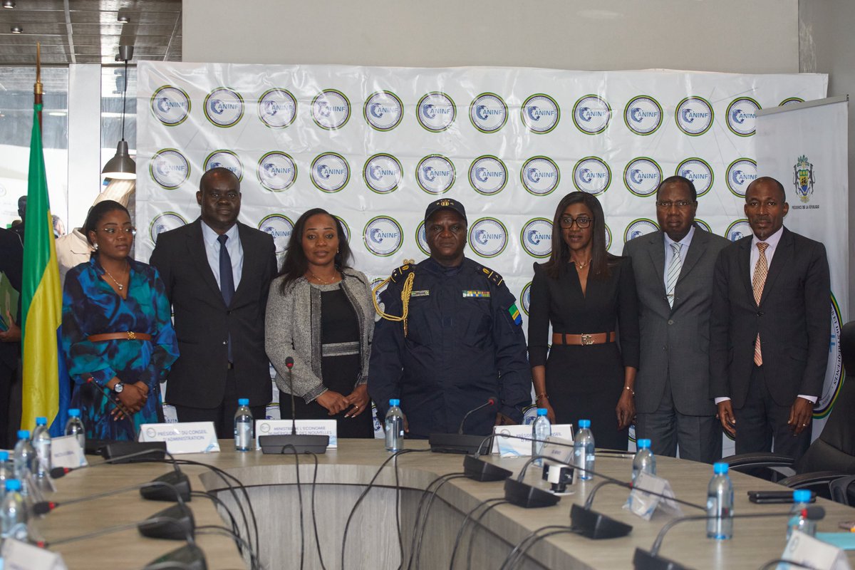 Le 15 janvier 2025, à eu lieu la passation de services entre Ruffin NDOUONGO, PCA sortant, et Prisca KOHO Epse NLEND, PCA entrant, à l’Immeuble de la Solde, salle 121.
Cérémonie présidée par le Ministre Bonjean Rodrigue MBANZA, en présence de la SG MENNTI et du DG de l'ANINF.