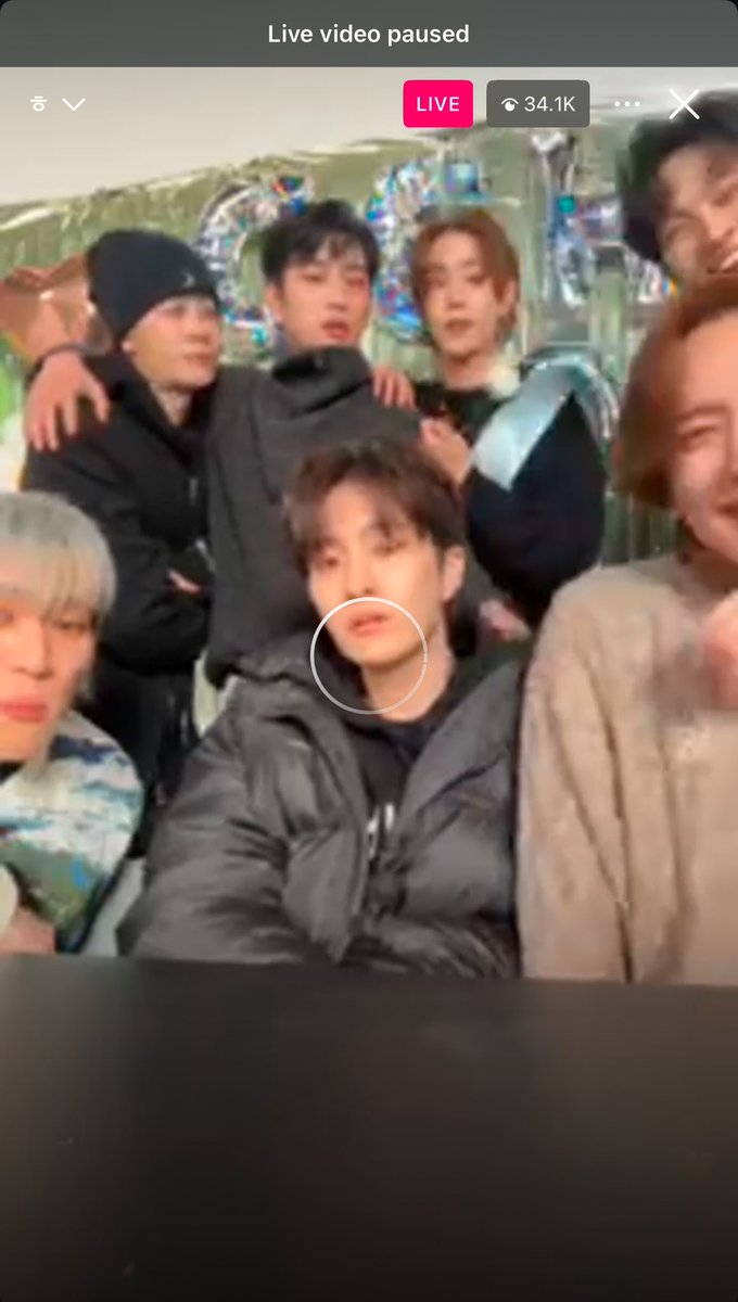 jaybeonni's tweet photo. 와이파이 연결이 항상 나쁜 이유 ㅠㅠ SFJAJDAJ

#갓세븐_열한살_생일파티 
#GOT7_11TH_BIRTHDAY https://t.co/iuaKZ374Mm
