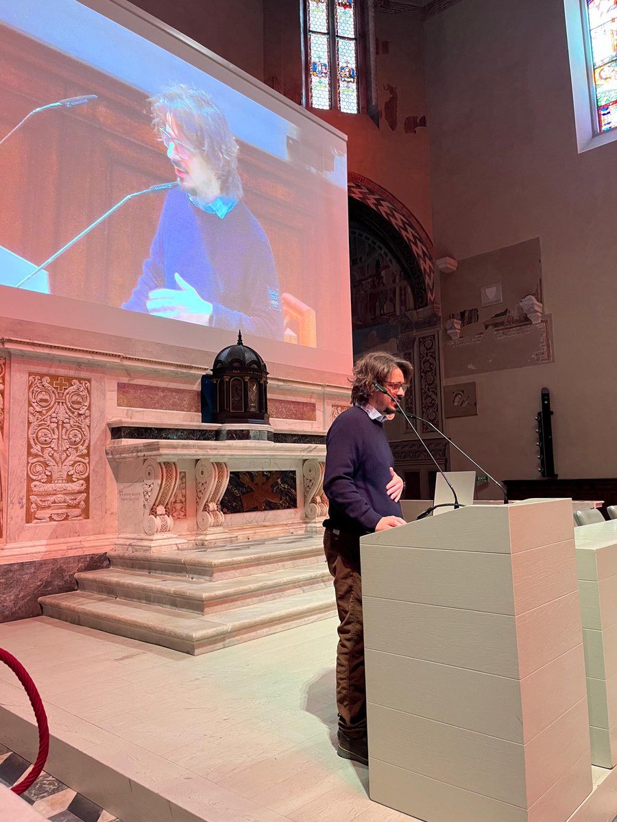 IMTLucca's tweet photo. Spiegare ai ragazzi l'#IntelligenzaArtificiale. Stamani in San Francesco, Fabio Pinelli, prof. in informatica ScuolaIMT, ha ripercorso la storia dell'#AI dal test di Turing a #ChatGPT con l'aiuto delle illustrazioni di Dania Puggioni per il terzo ciclo delle #LezioniDisegnate https://t.co/NvgJpjiYqd