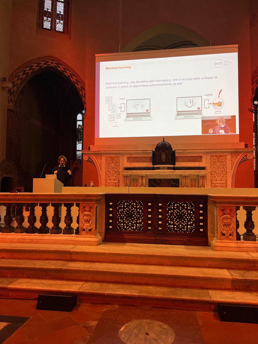 IMTLucca's tweet photo. Spiegare ai ragazzi l'#IntelligenzaArtificiale. Stamani in San Francesco, Fabio Pinelli, prof. in informatica ScuolaIMT, ha ripercorso la storia dell'#AI dal test di Turing a #ChatGPT con l'aiuto delle illustrazioni di Dania Puggioni per il terzo ciclo delle #LezioniDisegnate https://t.co/NvgJpjiYqd