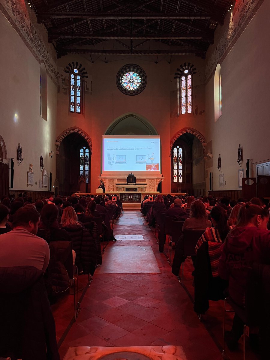 IMTLucca's tweet photo. Spiegare ai ragazzi l'#IntelligenzaArtificiale. Stamani in San Francesco, Fabio Pinelli, prof. in informatica ScuolaIMT, ha ripercorso la storia dell'#AI dal test di Turing a #ChatGPT con l'aiuto delle illustrazioni di Dania Puggioni per il terzo ciclo delle #LezioniDisegnate https://t.co/NvgJpjiYqd