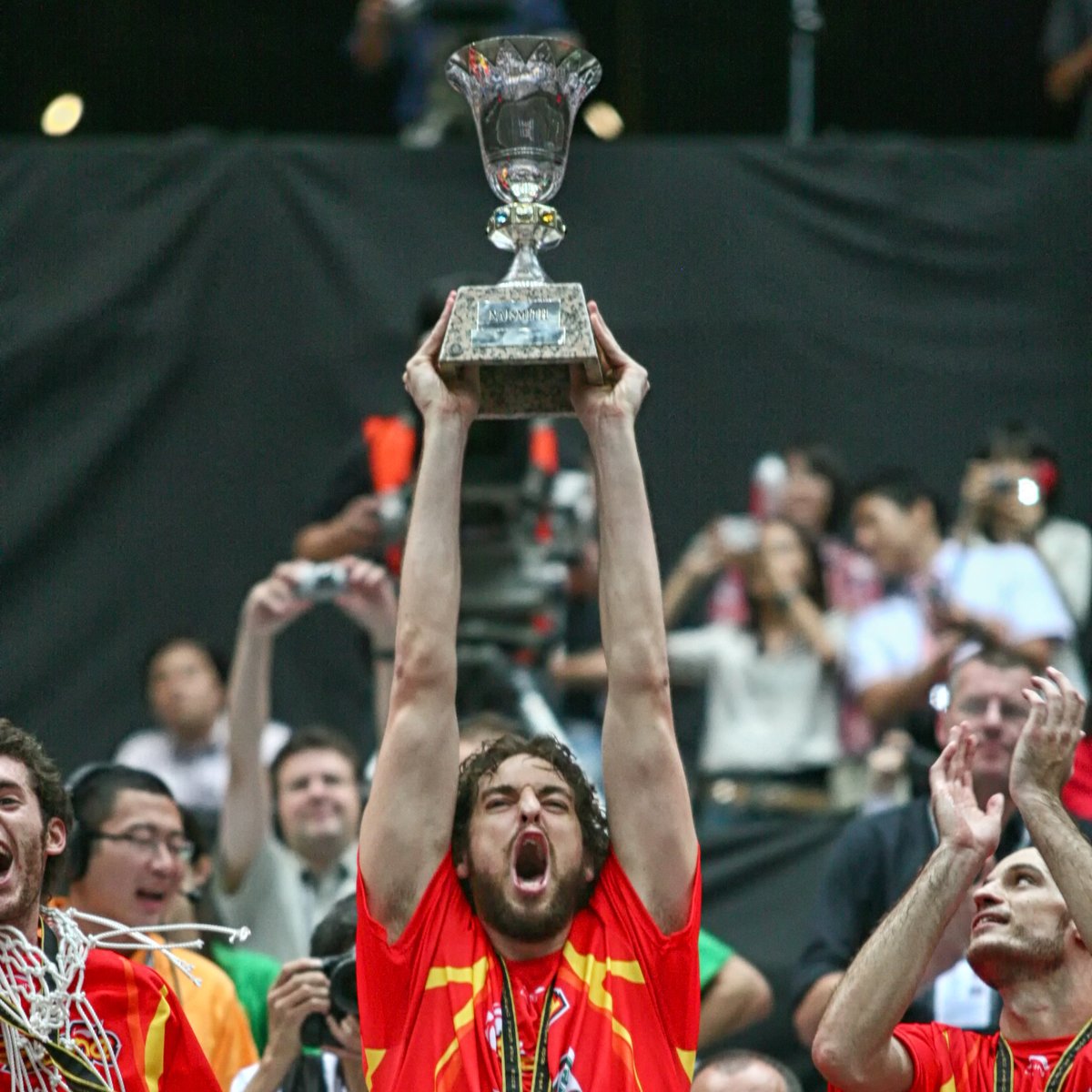BaloncestoESP's tweet photo. Qué suerte haberte podido disfrutar 😍

@paugasol, HISTORIA de #LaFamilia 🐐

#SomosEquipo https://t.co/cu8vh7hGpU