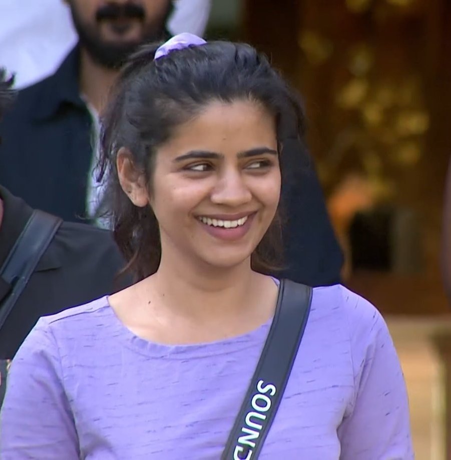 15immu's tweet photo. Just 23 Sec,#Soundariya Finished 45m Which is equal to #Pavithra's Run time and Take a Smart Move👏

Balance 7 Seconds la 15m Possible'e illa.Veliya thaan Poi irupa.

Ippo Ungaluku ellam enna Problem.? Ava Veetuku Vanthuta.Athaana..😂

Stage la santhipom da.💥🔥 

#BiggBossTamil8 https://t.co/nW3tqlQ1x4