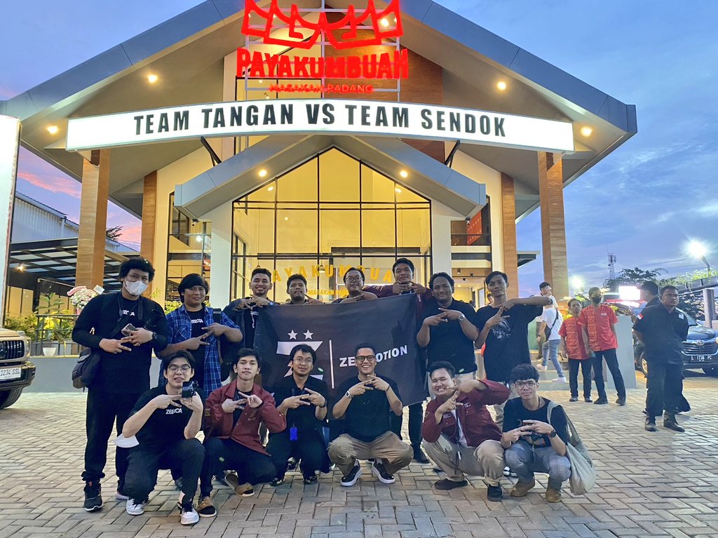 ZeeMotionID's tweet photo. Hari ini, bertepatan dengan 2 Tahun sejak pertandingan sengit yang membuat bumi gonjang-ganjing antara @_zeeasadel dari #TimPakeSendok VS @Poconggg dari #TimPakeTangan. π₯
Waktu itu kalian dukung tim yang mana, nih?
#Zeejarah https://t.co/Duzvo3IBDH