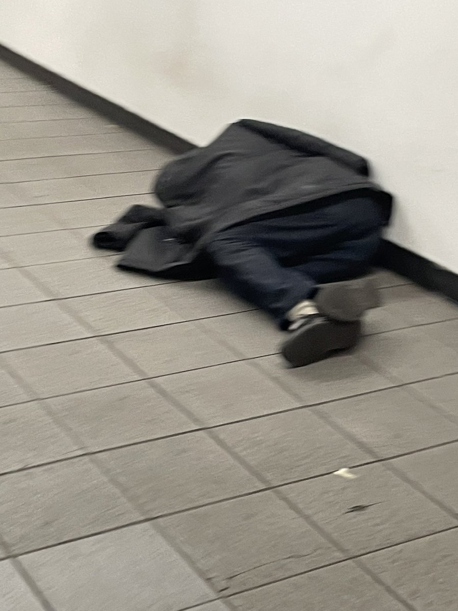 sider_uw's tweet image. Good morning @MTA @NYCTSubway can you pls send assistance to multiple homeless people sleeping at 34th herald square station? Saw @NYPDTransit nearby but they didn't seem to care to send them to shelters. I counted at least 3 in the hallway between the subway and @PATHTrain. Thx