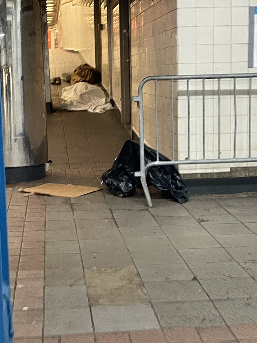 sider_uw's tweet image. Good morning @MTA @NYCTSubway can you pls send assistance to multiple homeless people sleeping at 34th herald square station? Saw @NYPDTransit nearby but they didn't seem to care to send them to shelters. I counted at least 3 in the hallway between the subway and @PATHTrain. Thx