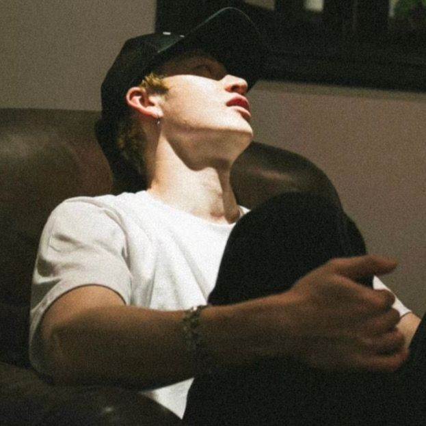 hanzfic's tweet photo. Unforseen Encounter 
A #chansung filo au

A friend introduced Uno (hjs) to Migz (cb). Migz is enamoured with Uno; perhaps he fell in love at first sight? However, there is a single issue. Migz is a second-year medtech student, and Uno is a second-year senior in highschool. https://t.co/FOZm7IlWrM