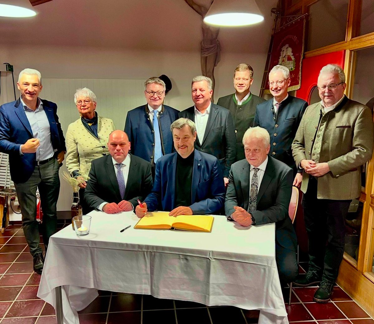 <a href="/Markus_Soeder/">Markus Söder</a> Der Ideologe sind Sie. Frauen gehören in Ihrer Vorstellung an den Herd. Und in der Politik haben Frauen nichts zu suchen. 
Sie sind es, der ausgrenzt und reden davon, dass man Männer, die so denken, nicht ausgrenzen solle. zynisch