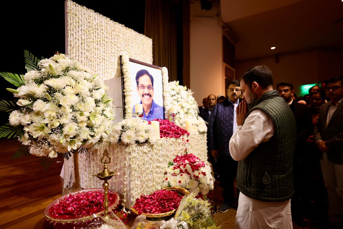 INCMumbai's tweet photo. आज CPP चेयरपर्सन श्रीमती सोनिया गांधी जी और नेता विपक्ष श्री @RahulGandhi ने स्व. श्री पी.पी. माधवन जी की श्रद्धांजलि सभा में पहुंचकर उन्हें पुष्पांजलि अर्पित की।
माधवन जी का जीवन सादगी, संघर्ष और समर्पण की एक मिसाल है।
सादर नमन 🙏
📍 नई दिल्ली
#PPMadhavan #RahulGandhi #SoniaGandhi #Congress #NewDelhi #India #Mumbai #Kerala #Thrissur