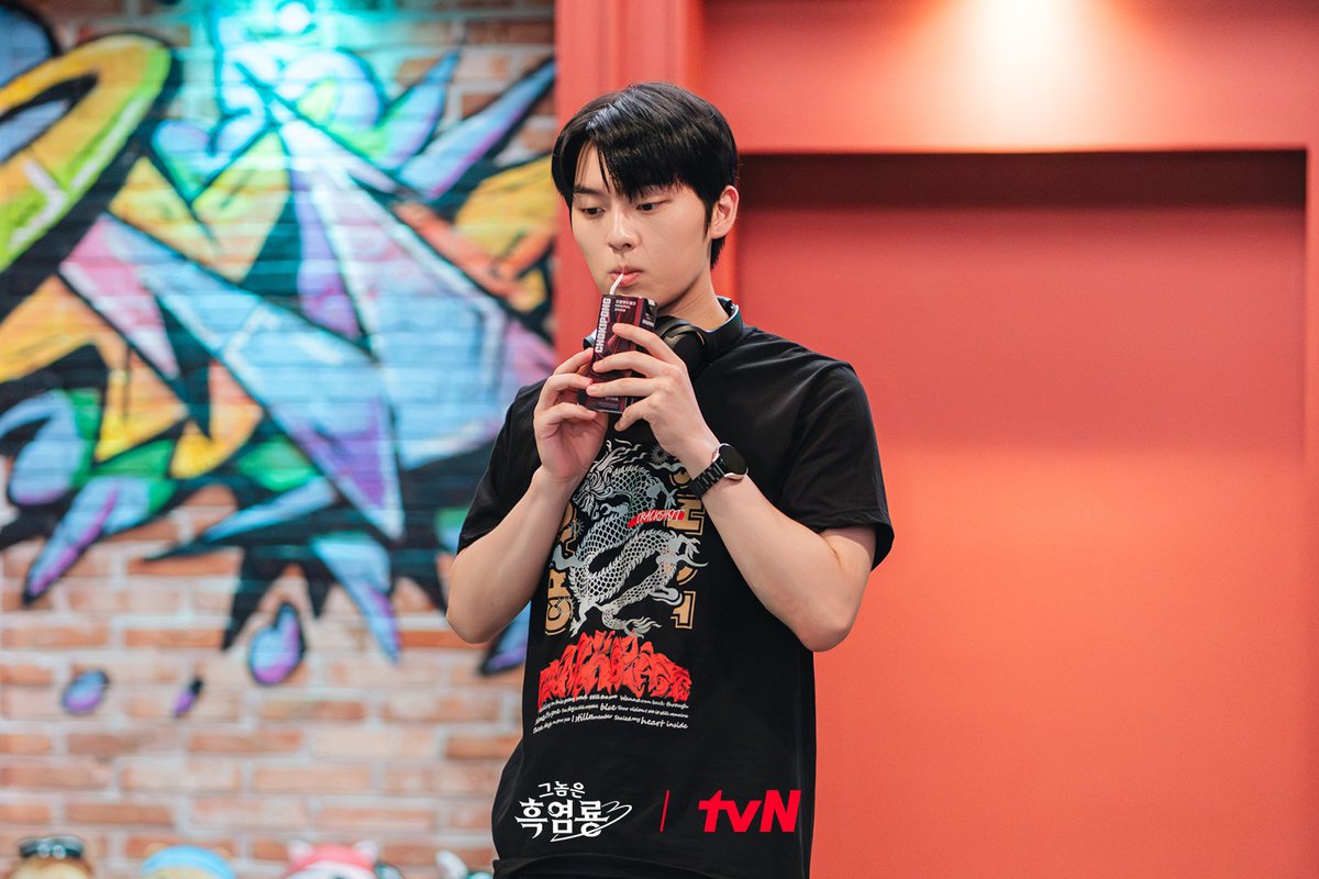 H7UNWOOK's tweet photo. One second I be looking like a hot CEO doing his normal CEO job and randomly, the flash hits and I change into some punkies doing “only God knows what he does.” things… sure, time flies. https://t.co/FOG8tVlzOF