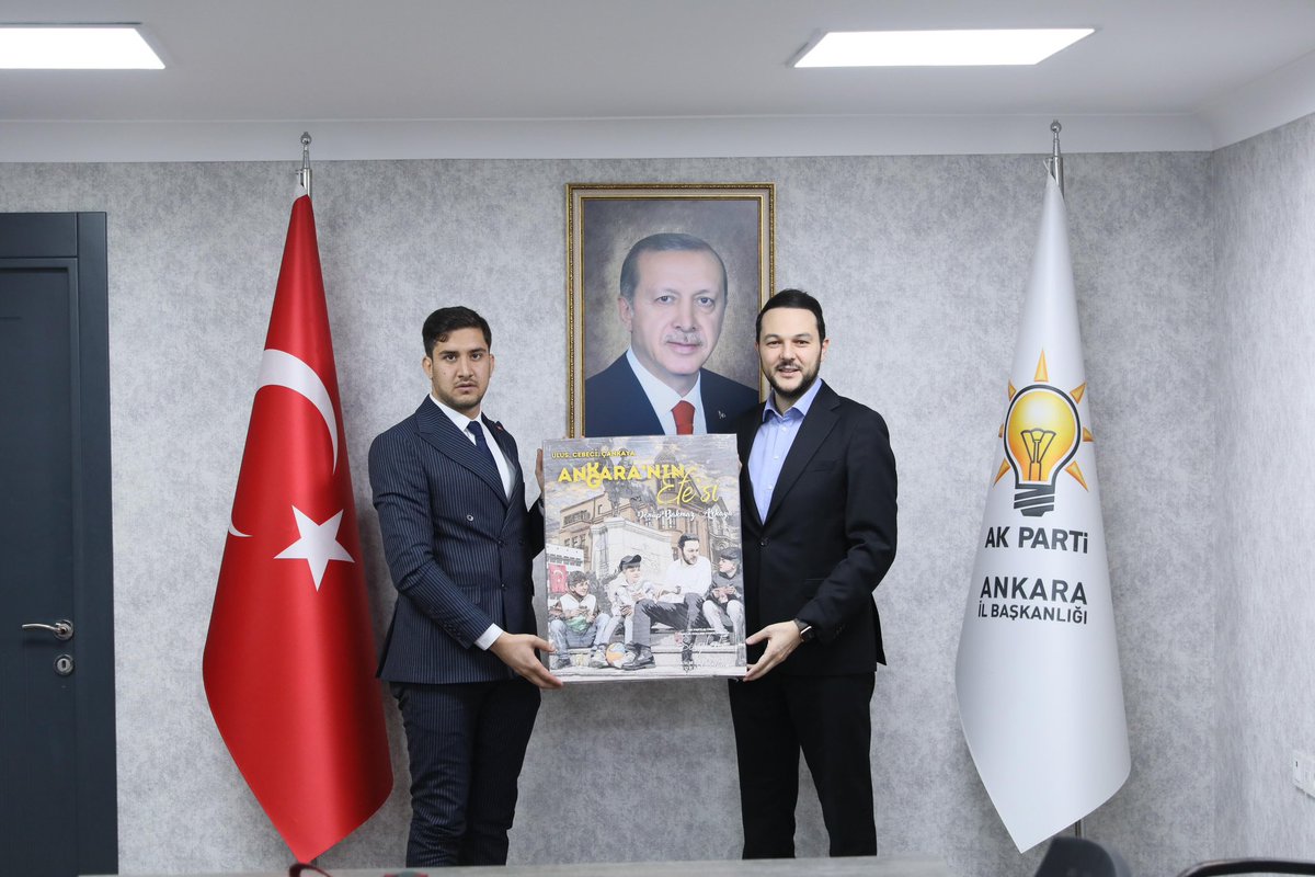 ahmetbrkcskn03's tweet photo. Kıymetli Başkanım @efedemirhann 
🙋🏻‍♂️

Ağabeyliğine, gençlik aşkına ve Ankara sevgine şahidiz. 

Ankara sokaklarında attığın her adım ve verdiğin mücadele gençlik için bir ilham kaynağı oldu.

Bundan sonraki siyasi hayatında da gençleri her zaman ön planda tutacağından hiçbir şüphemiz yok.

Yolun Açık Olsun Başkanım