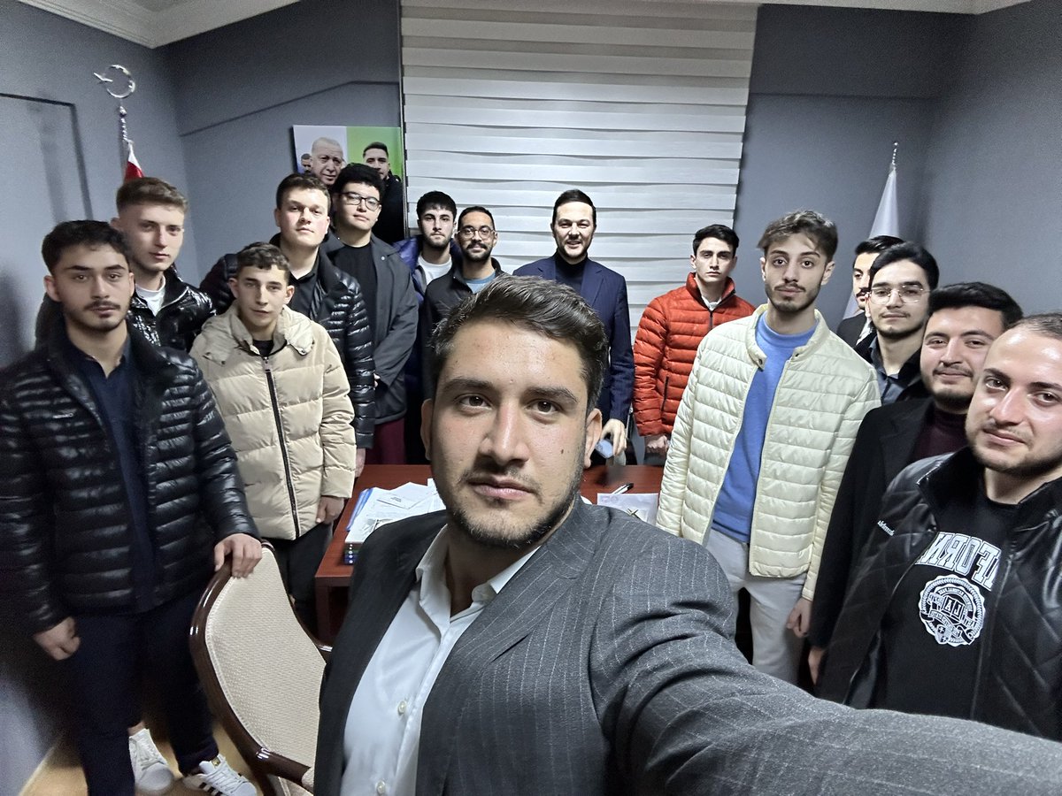 ahmetbrkcskn03's tweet photo. Kıymetli Başkanım @efedemirhann 
🙋🏻‍♂️

Ağabeyliğine, gençlik aşkına ve Ankara sevgine şahidiz. 

Ankara sokaklarında attığın her adım ve verdiğin mücadele gençlik için bir ilham kaynağı oldu.

Bundan sonraki siyasi hayatında da gençleri her zaman ön planda tutacağından hiçbir şüphemiz yok.

Yolun Açık Olsun Başkanım