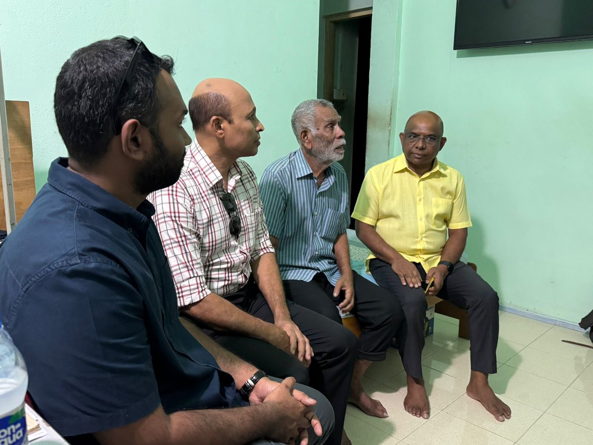 mrsays_'s tweet photo. މިމަހުގެ 31 ވަނަ ދުވަހު ބޭއްވުމަށް ހަމަޖެހިފައިވާ ހިނގާލުމަށް ތައްޔާރުވުމުގެ ގޮތުން @MDPSecretariat އިން މިއަދު ކުރިއަށް ގެންދާ ޙަރަކާތްތަކުގެ ތެރެއިން، ޕާޓީގެ ރައީސް @abdulla_shahid ހެންވޭރުގެ ބައެއް ގޭގެއަށް ޒިޔާރަތް ކުރެއްވުން https://t.co/ahSWoHPYQX