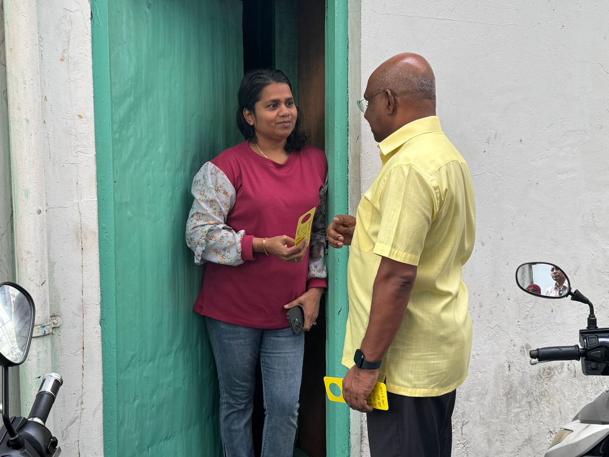 mrsays_'s tweet photo. މިމަހުގެ 31 ވަނަ ދުވަހު ބޭއްވުމަށް ހަމަޖެހިފައިވާ ހިނގާލުމަށް ތައްޔާރުވުމުގެ ގޮތުން @MDPSecretariat އިން މިއަދު ކުރިއަށް ގެންދާ ޙަރަކާތްތަކުގެ ތެރެއިން، ޕާޓީގެ ރައީސް @abdulla_shahid ހެންވޭރުގެ ބައެއް ގޭގެއަށް ޒިޔާރަތް ކުރެއްވުން https://t.co/ahSWoHPYQX