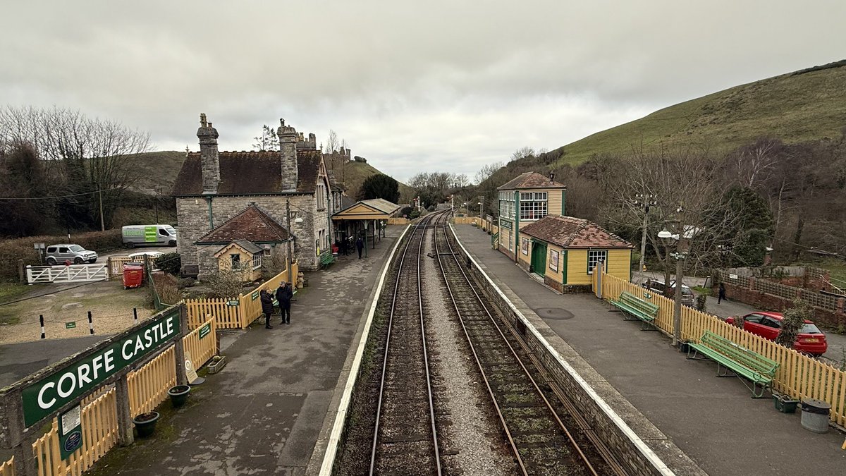 WhateverTravels's tweet photo. Corfe Castle Train Station in Dorset, England. From here, you can catch the steam train to Swanage. #countryside #travel #trainspotting #trainstations #dorset #visitGB #England #traveluk #fundaysout https://t.co/xKDJYT6qKX