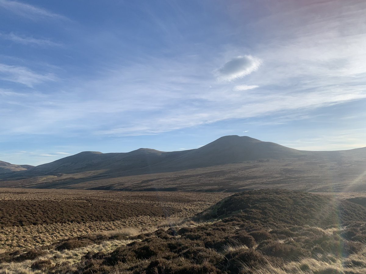 SportEcosse's tweet photo. Snow has gone &amp; sun is out in the Pentlands 🏴󠁧󠁢󠁳󠁣󠁴󠁿 https://t.co/RiSYpTIShe
