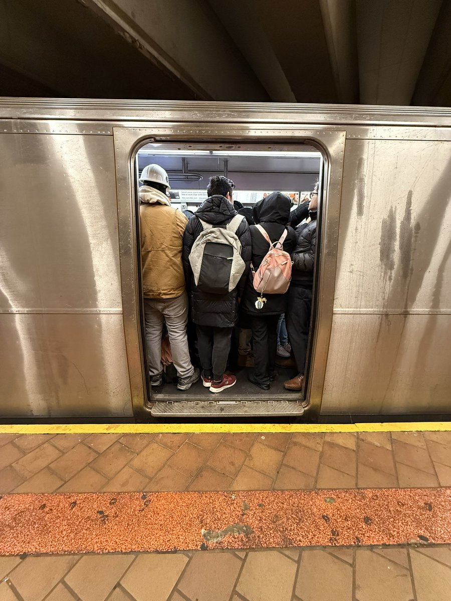 Dear <a href="/NYCTSubway/">NYCT Subway</a> 12min between trains during rush hour isn’t okay. F train 21st Queensbridge after 24 min and 2 trains this morning. <a href="/MTA/">MTA</a>