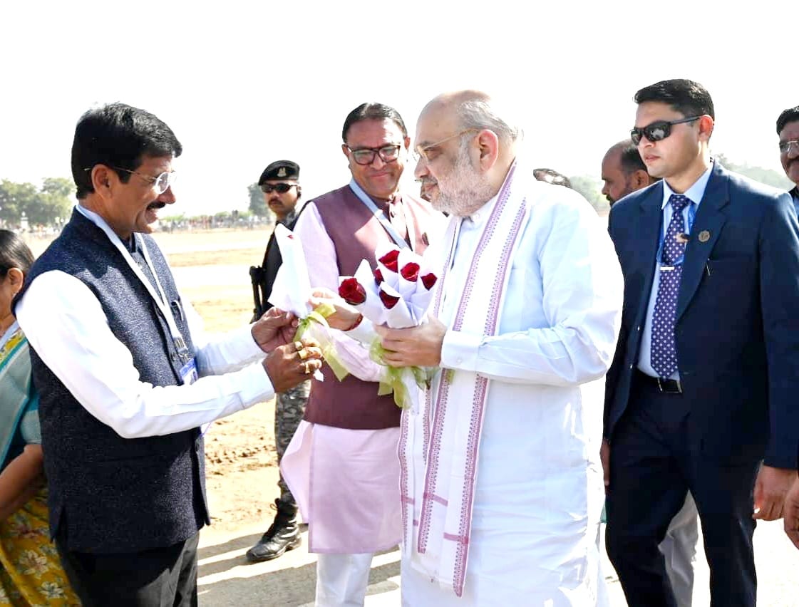 sardarchaudhri's tweet photo. અનંત અનાદિ વડનગર – વિકાસની નવી ધારા!

વૈશ્વિક વિકાસની દિશામાં વડનગરને નવા આયામ તરફ ઉછેરવાના પવિત્ર ઉદ્દેશ્ય સાથે દેશના માનનીય કેન્દ્રીય ગૃહ અને સહકાર મંત્રી શ્રી @AmitShah સાહેબના વરદહસ્તે વડનગર ખાતે આર્કિયોલોજિકલ એક્સપિરિયન્સલ મ્યુઝિયમ, પ્રેરણા સંકુલ, અને વડનગર સ્પોર્ટ્સ કોમ્પ્લેક્સનું ભવ્ય લોકાર્પણ થયું. આ સાથે હેરિટેજ પ્રિસિન્ક્ટ ડેવલપમેન્ટ સ્કીમ, અર્બન રોડ ડેવલપમેન્ટ, અને શહેરી સૌંદર્યીકરણ કાર્યોના અવલોકન સમારોહમાં માનનીય મુખ્યમંત્રી શ્રી @Bhupendrapbjp અને કેન્દ્રીય મંત્રી શ્રી @dpradhanbjp સાહેબની ગરીમાય ઉપસ્થિતિ રહી. 

આ મહત્વકાંક્ષી વિકાસ યોજનાઓ વડનગરને વારસાનું ગૌરવ અને આધુનિકતાનું મિશ્રણ આપી, રાષ્ટ્રીય અને આંતરરાષ્ટ્રીય સ્તરે વડનગરને એક આદર્શ મોલ્ડલ તરીકે સ્થાપિત કરશે, જેમાં માનનીય વડાપ્રધાન શ્રી @narendramodi સાહેબનું વતન વૈશ્વિક નોંધપાત્રતાનું પ્રતિબિંબ બનશે.

આદર્શ વડનગર, વિકાસના પંથે આગળ વધતું વડનગર!

#Vadnagar
#ViksitVadnagar
#GauravVadnagar