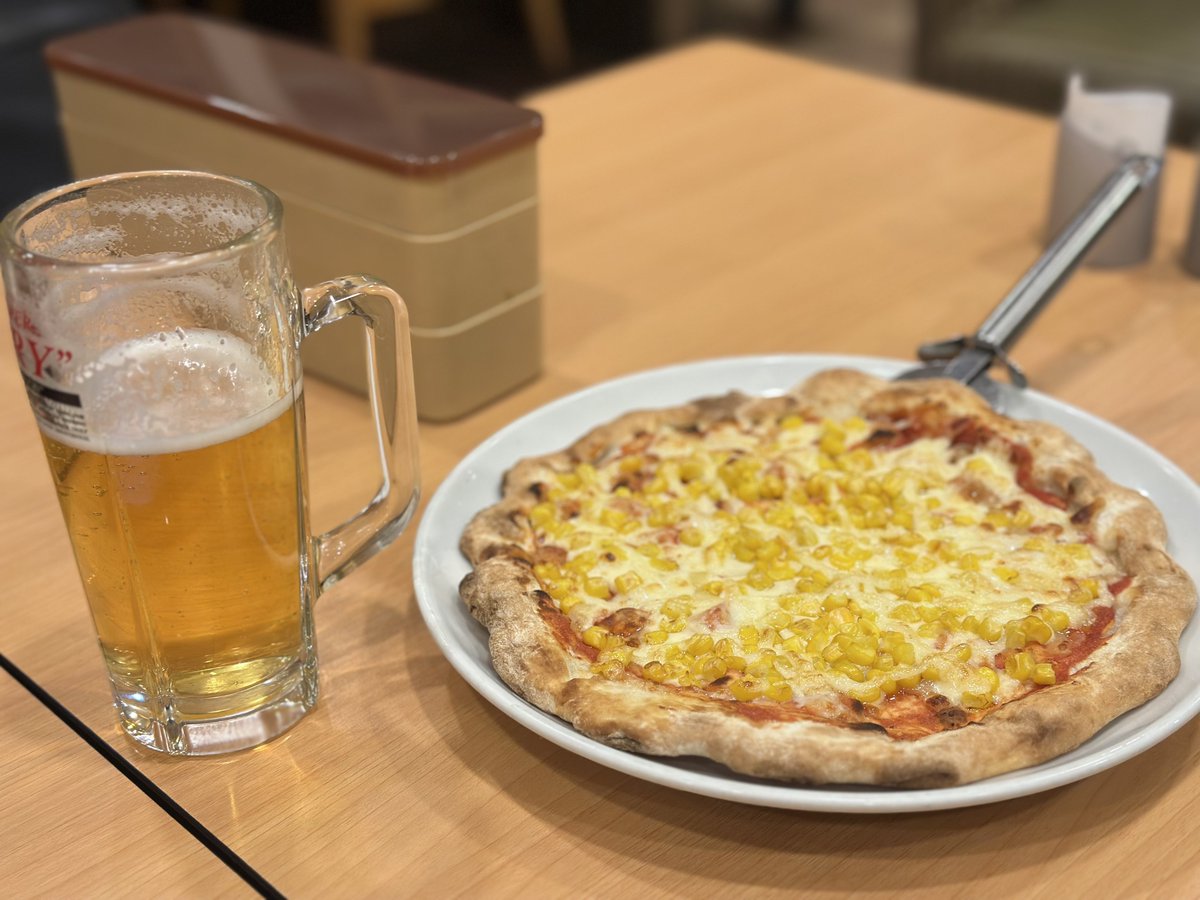 ronshei1002's tweet photo. 久しぶりのガスト！操作方法がわからず店員さんを呼んでしまう！申し訳ございません！変わりすぎて、、エネルギーチャージにたっぷりマヨコーンピザ！500円のクオリティじゃ無いです！美味すぎます！🙀 https://t.co/BU6uM2crJ0