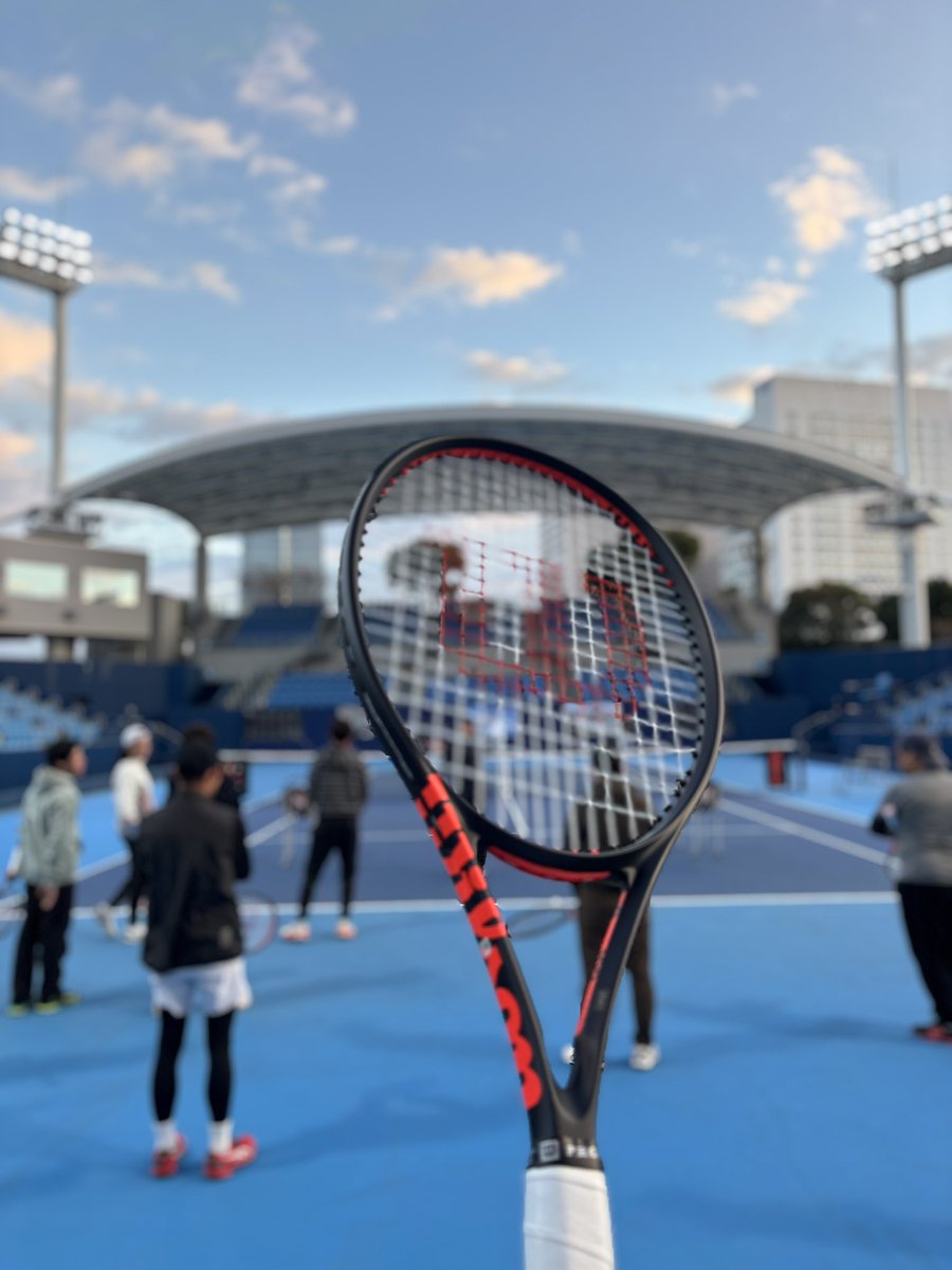 SUN2133's tweet photo. Clash v3 オンコートツアーに参加して来ました🎾
時代のトレンドに逆らってでも、ブランドの信念を貫き、テニス愛好者やこれからテニスを始める人々にも「やさしさ」を伝える一本でした‼️

@wilsontennisjp さん
楽しいイベントとお土産、ありがとうごさいました🙋‍♂️

 #Clashv3 
 #Wilson 
 #テニス

⬇️ https://t.co/qubwOj47PV