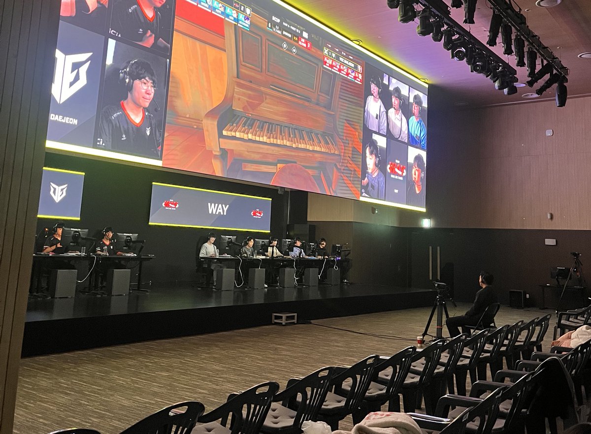 오버워치는 여전히 하고있구 좋아한다
12월엔 전 프로 친구가 대회 나가서 응원하러 감 …
얼마 전엔 탱커 티어 등반함

게구리가 이 친구 닉네임 듣고 바로 알아서 신기했어
같은 섭탱이라 그런가 🥹 내가 다 감동이드라