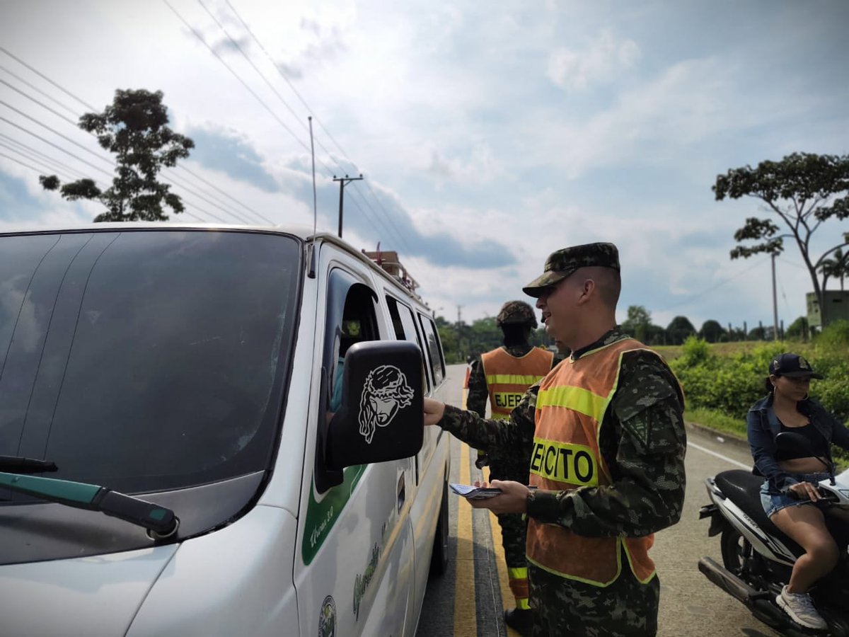Ejercito_Div6's tweet photo. El #BAEEV9 realizó Puesto de Control Psicológico en el municipio de Valle del Guamuez #Putumayo. Donde, por medio de 128 volantes al personal civil, invitaron a denunciar cualquier acto de instrumentalización de menores de edad para el conflicto armado en la región. #BR27 https://t.co/lAxGgtgBDt