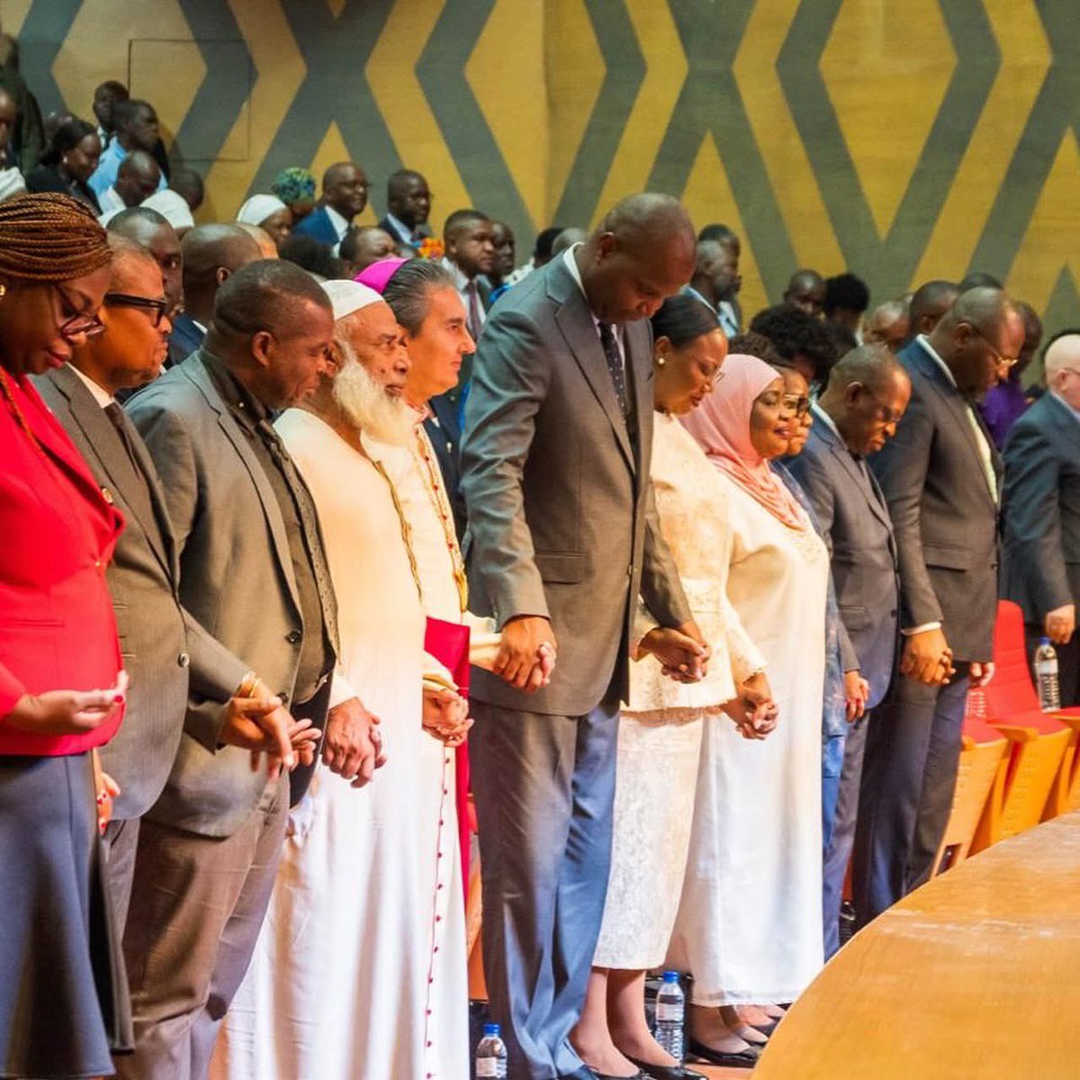 daniel_chapo24's tweet photo. Hoje, 16.01, primeiro dia após a nossa tomada de posse, participámos no Culto Inter-religioso, sob o lema “Arrependimento, Perdão e Reconciliação – Orar por Moçambique”. 

O evento, que juntou líderes religiosos de várias denominações, além de ser uma plataforma para orar e clamar por Moçambique, foi uma oportunidade ímpar que nos permitiu, como Nação, reflectir sobre a forma como queremos, daqui para frente, conduzir os destinos do País, alicerçado num ambiente de paz, harmonia, reconciliação e prosperidade.

Que Deus guie os nossos corações, e conceda-nos a sabedoria necessária para levar Moçambique para frente!