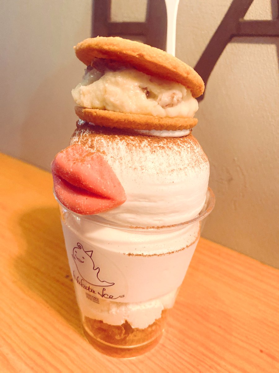 Uxvi's tweet photo. 博多でお散歩！夜アイス〜！🤤🍨
くちびるチョコ付けました( ✌︎˙👄˙ )✌︎ https://t.co/ymIXhLrRod