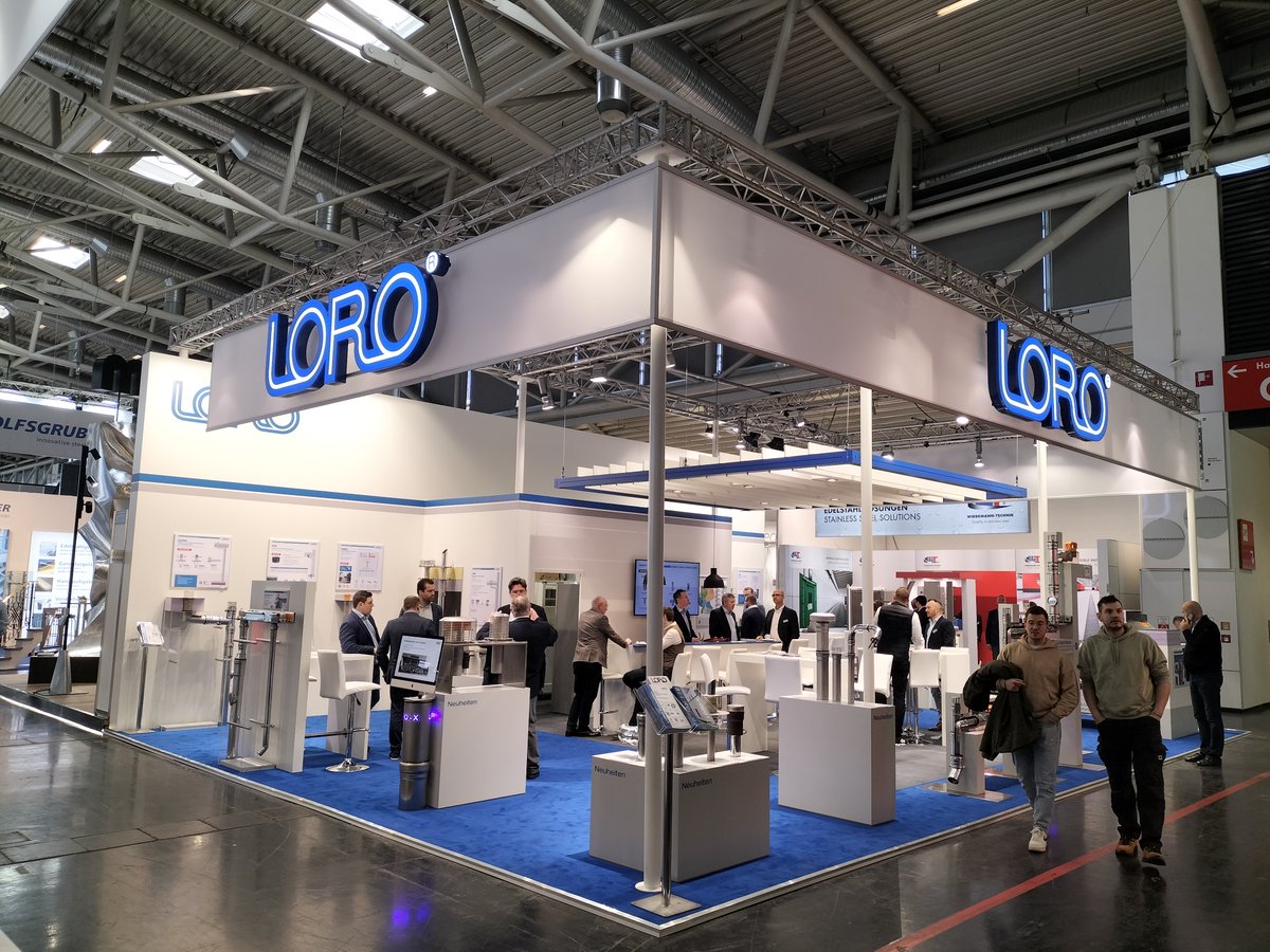prneu1's tweet photo. Loro ist in Halle B2/502 auf der #BAU2025 und zeigt nachhaltige Lösungen mit langlebigen Rohren für die Flachdach- und Balkonentwässerung. Als Prototyp dabei: Vorkonefektionierte Anschlüsse für kombinierte Rohrdruchführung für Lüftung / Entwässerung und PV.
#BAU #Messe #Lorowerk https://t.co/cUMrqcOMr9