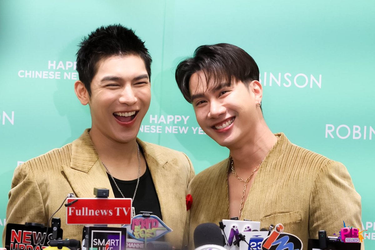 PRSocietyNews's tweet photo. สองหนุ่ม "มิว - ตุลย์" โชว์ความหวาน กับการสัมภาษณ์ในงาน “Happy Chinese New Year 2025” กับแคมเปญ “All the Luck ลัคกี้ตลอดปีตลอดไป” 

#RobinsonXMewTul
#RobinsonCNYxMewTul
#MewSuppasit #มิวศุภศิษฏ์ #tul_pakorn  #RobinsonHappyChineseNewYear2025 https://t.co/V8EKI6iFUF