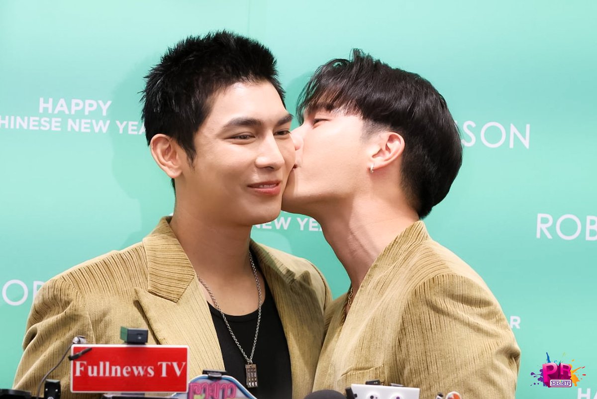 PRSocietyNews's tweet photo. สองหนุ่ม "มิว - ตุลย์" โชว์ความหวาน กับการสัมภาษณ์ในงาน “Happy Chinese New Year 2025” กับแคมเปญ “All the Luck ลัคกี้ตลอดปีตลอดไป” 

#RobinsonXMewTul
#RobinsonCNYxMewTul
#MewSuppasit #มิวศุภศิษฏ์ #tul_pakorn  #RobinsonHappyChineseNewYear2025 https://t.co/V8EKI6iFUF