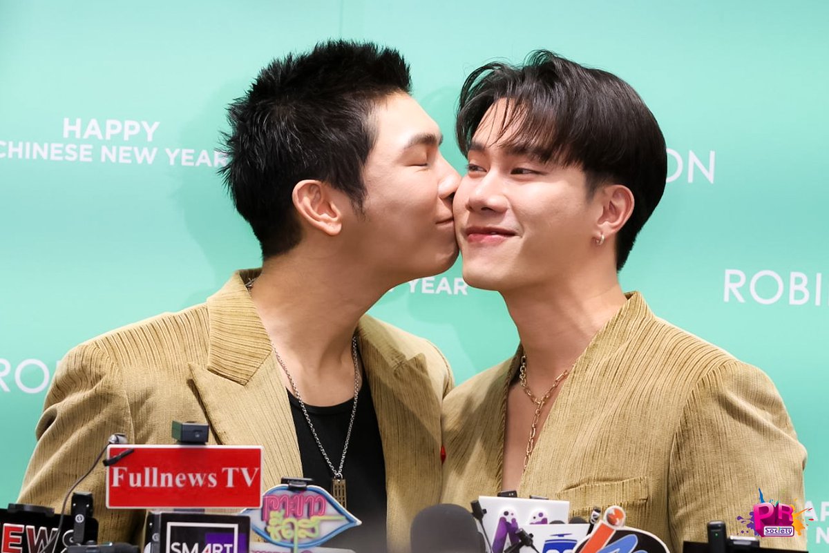 PRSocietyNews's tweet photo. สองหนุ่ม "มิว - ตุลย์" โชว์ความหวาน กับการสัมภาษณ์ในงาน “Happy Chinese New Year 2025” กับแคมเปญ “All the Luck ลัคกี้ตลอดปีตลอดไป” 

#RobinsonXMewTul
#RobinsonCNYxMewTul
#MewSuppasit #มิวศุภศิษฏ์ #tul_pakorn  #RobinsonHappyChineseNewYear2025 https://t.co/V8EKI6iFUF