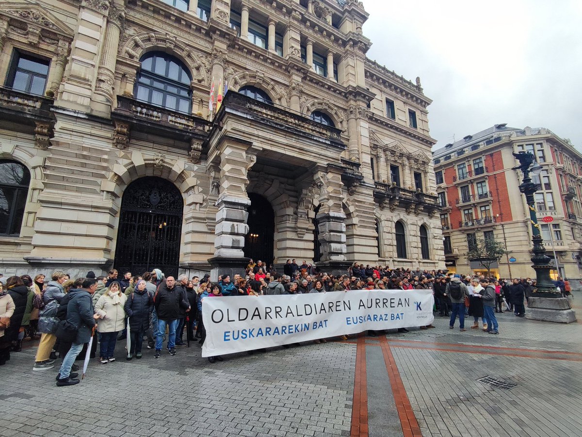 kontseilua's tweet photo. Gaur, ehunka pertsona elkartu gara Bizkaiko Foru Aldundiko 77 langileren egonkortzearen aurkako azken sententzia euskarafoboa salatzeko. Larrialdi linguistiko betean, botere judizialak euskararen normalizazioa oztopatzea du helburu. Ekin diezaiogun indarraldirako jauziari! https://t.co/MJP6c9I55c