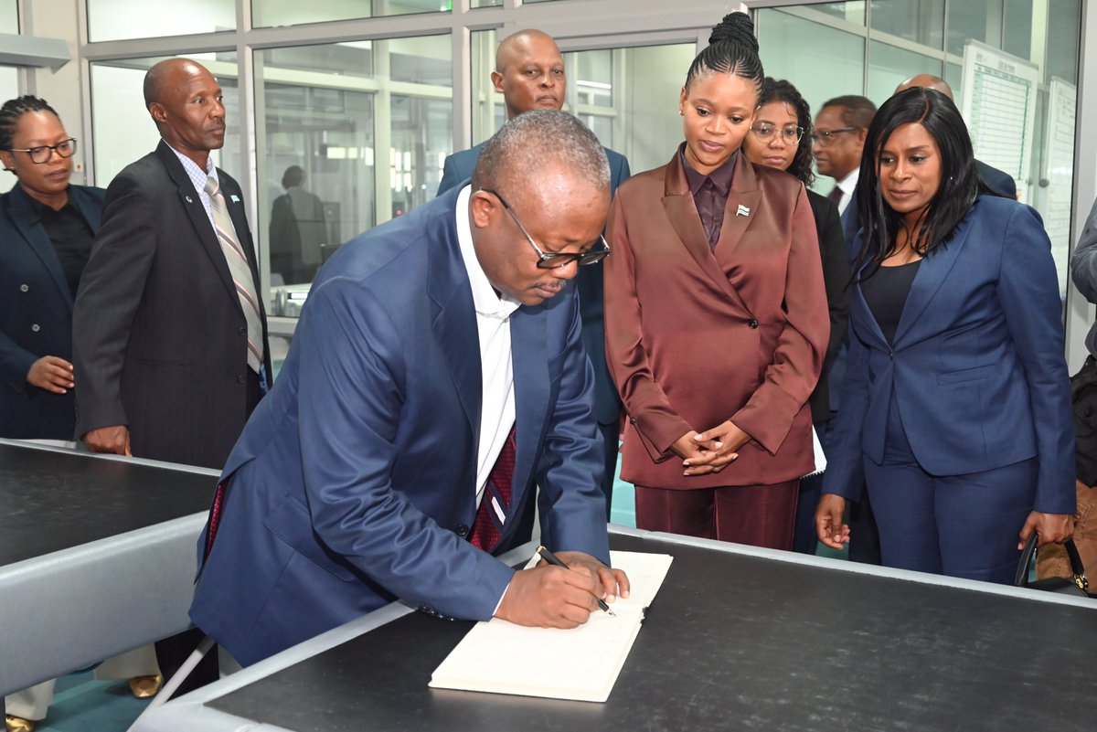 PRESIDENT OF GUINEA – BISSAU DEPART AFTER  OFFICIAL VISIT TO BOTSWANA
His Excellency General Umaro Sissoco Embaló concluded his official visit to Botswana. Before his departure, President Embaló had the opportunity to tour the Diamond Trading Company Botswana (DTCB).