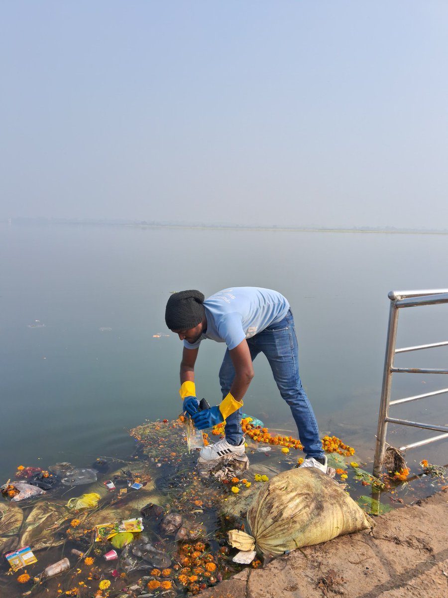 beingCommando95's tweet photo. Celebrating National Youth Day on the occasion of the birth anniversary of Swami Vivekananda near Mahanadi river bank,Cuttack with a mission to keep our river &amp; city clean &amp; plastic free.
Youths are the backbone of our country.Let's join the hands &amp; bring the revolution together. https://t.co/oOkvKowvoM