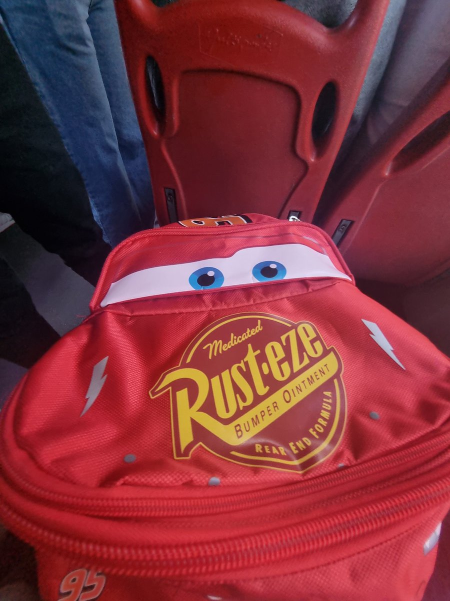 Camargada's tweet photo. Este año me propuse ser más puntual y me compré una maleta del Rayo McQueen para llegar más rápido. 
Recomendadísimo 😌 https://t.co/M1io0GFtlZ