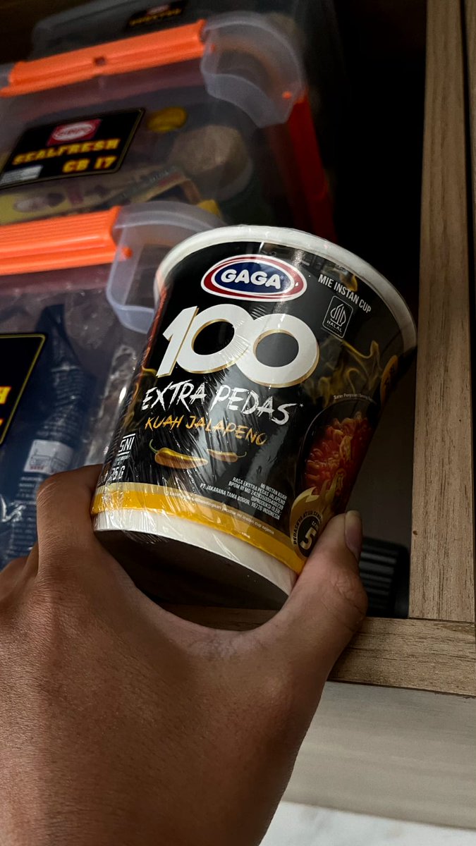 lahguamahsaik's tweet photo. ga pernah absen beli mie gaga 100 ekstra pedas karena bisa jadi #PenolongLaparTengahMalam bikinnya praktis bgt tinggal seduh, cobain deh rasa pedesnya nampolll bikin gamau berhenti makan😋 https://t.co/RphxJ5jSw8