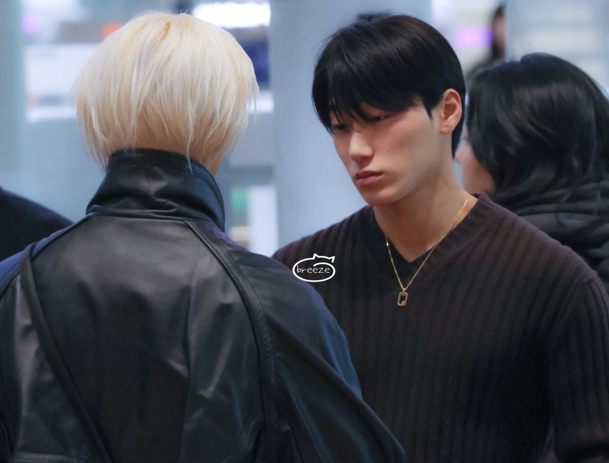 250116 icn출국

무슨말했길래 ㅋㅋㅋㅋ사니 입술이 대빵튀어나왔지...
#ATEEZ #ChoiSan #SAN #최산 #산 #에이티즈 #성화 #산성화