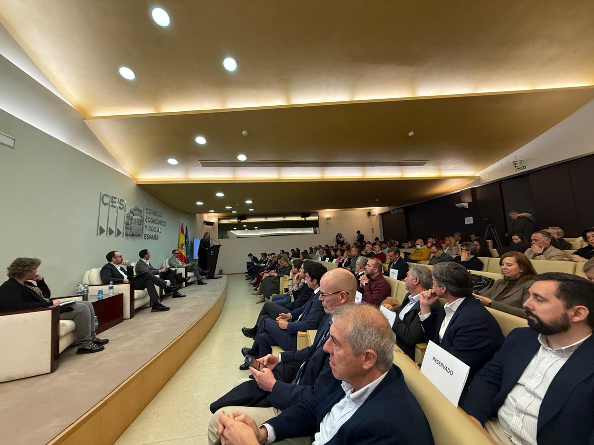 serviciosccoo's tweet photo. Asistimos a la Jornada de #ANGED en el @CESEspana, sobre talento en el Retail
Donde se han tratado aspectos como;
🛍️ La importancia del retail como industria proveedora de empleo
➕ La formación dual en el sector
🔮 Generación Z y el futuro del sector
#CCOOServicios #retail https://t.co/dwLsoCOxUv