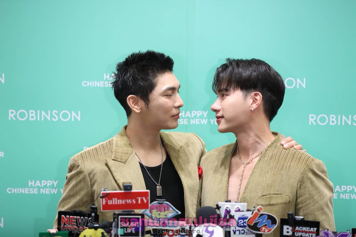 Zokzakdara2's tweet photo. ทานโทษนะคะ นี่ตรุษจีนหรือวาเลนไทน์กันคะเนี่ย เหลือที่ให้คนโสดบ้าง เมื่อ “มิว - ตุลย์” โชว์ความหวาน ในงาน “ROBINSON HAPPY CHINESE NEW YEAR 2025”

MEWTUL CNY AT ROBINSON
#RobinsonXMewTul
#RobinsonCNYxMewTul
#MewTul #mewsuppasit #Tul_Pakorn
#RobinsonCNY2025 #RobinsonHappyChineseNewYear2025